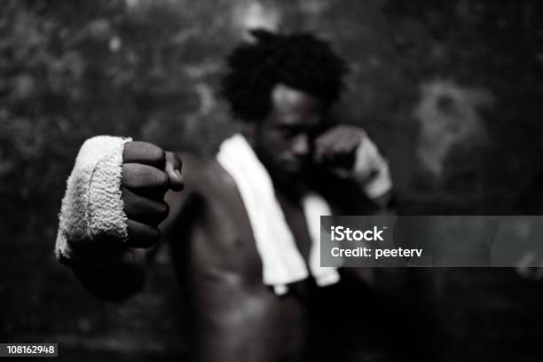 若い男性 Street の戦闘機ブラックおよびホワイト - ボクシングのストックフォトや画像を多数ご用意 - ボクシング, アフリカ系アメリカ人, モノクロ