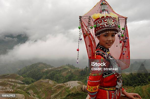 Foto de Tradicional Garota Chinesa Na Fantasia De Dong Do Lado De Fora e mais fotos de stock de Retrato