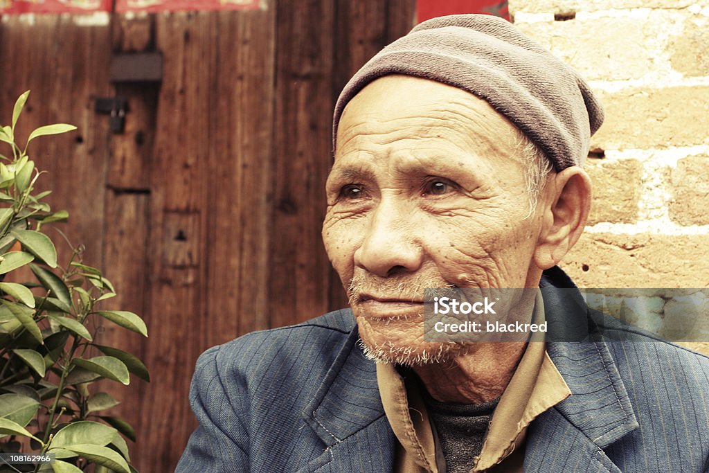 Retrato de homem sênior chinesa no pequeno vilarejo - Foto de stock de 70 anos royalty-free