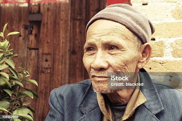 Foto de Retrato De Homem Sênior Chinesa No Pequeno Vilarejo e mais fotos de stock de 70 anos