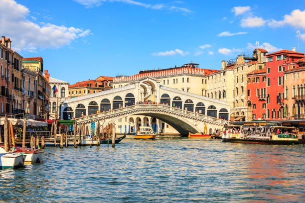 el puente de rialto, uno de los monumentos más visitados de venecia, italia - venice italy rialto bridge italy gondola fotografías e imágenes de stock