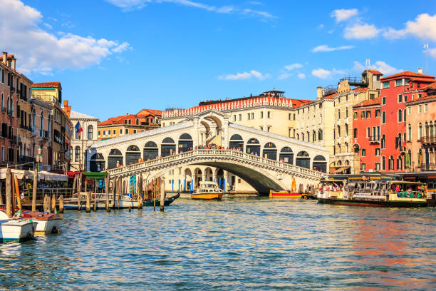 il ponte di rialto, uno dei luoghi più visitati di venezia - canal sea journey romance foto e immagini stock