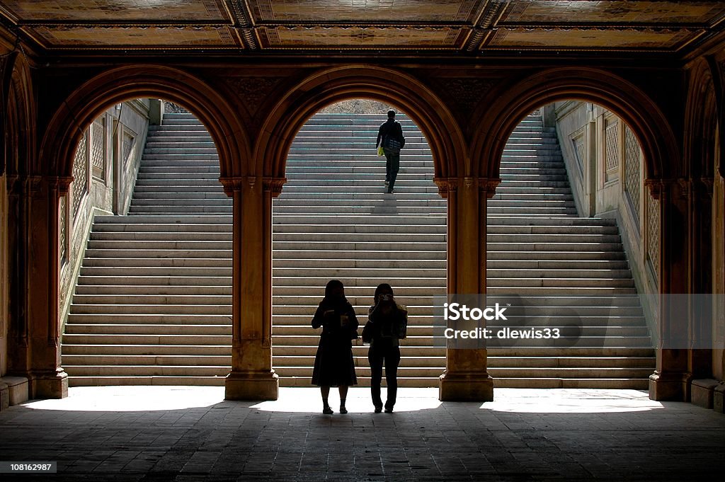 Silhouette de personnes à travers des Arches à Central Park - Photo de Arc - Élément architectural libre de droits