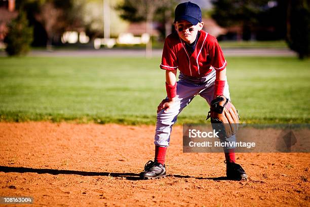 Photo libre de droit de Joueur De Deuxième Base banque d'images et plus d'images libres de droit de Herbe - Herbe, Terrain de baseball, Baseball