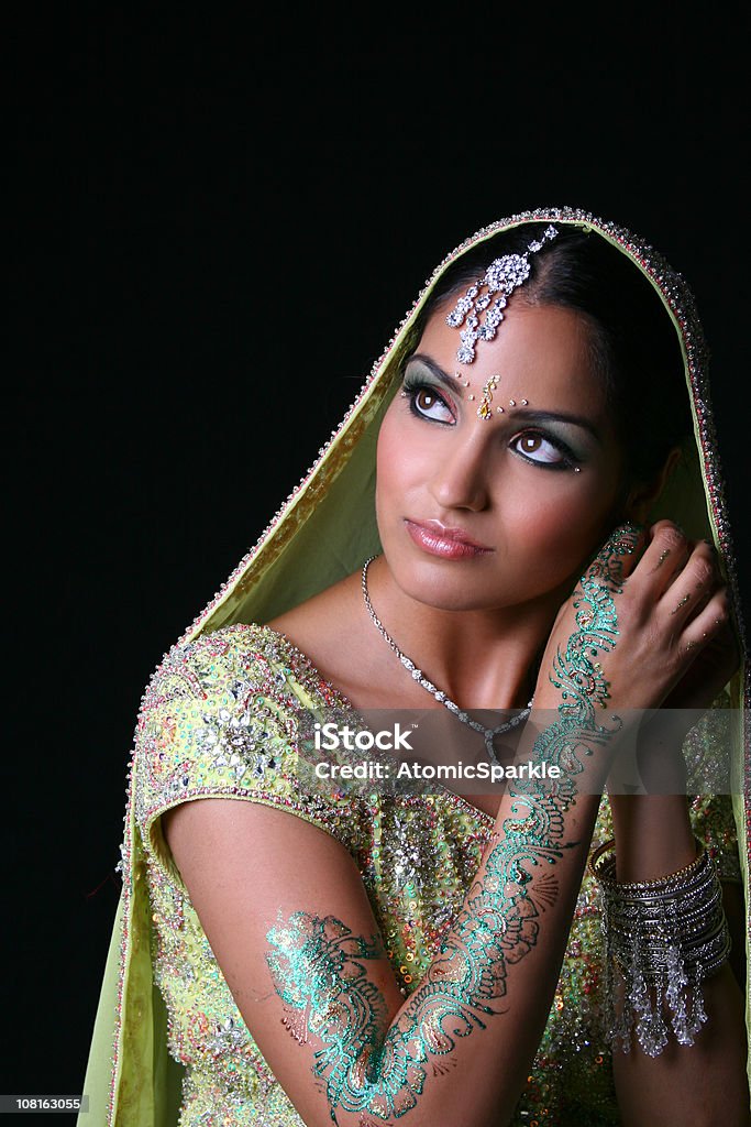 Tradicionales de India mujer usando vestido de boda - Foto de stock de Mujer bella libre de derechos
