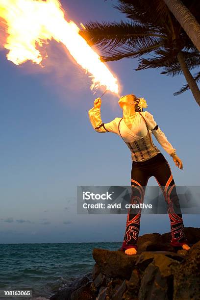 Bailarín De Fuego Foto de stock y más banco de imágenes de Habilidad - Capacidad - Habilidad - Capacidad, Personas, Raro