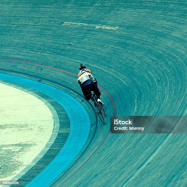 Велосипедная Velodrom Расы — стоковые фотографии и другие картинки Велотрековые гонки - Велотрековые гонки, Велодром, Барселона - Испания