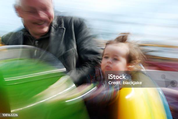 Desenfoque De Hombre Y Poco Boytoddler Por Viaje Foto de stock y más banco de imágenes de Montaña rusa - Montaña rusa, Niño, Velocidad