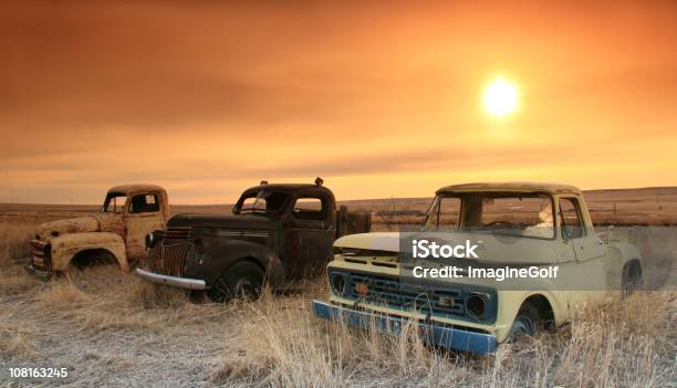 3 つの古いトラックで山 - 日没のストックフォトや画像を多数ご用意 - 日没, 軽トラック, 1940～1949年