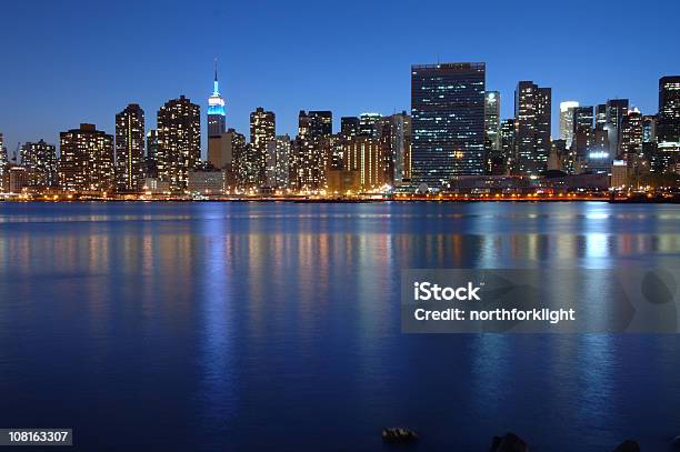 Foto de Horizonte Da Cidade De Nova York Ao Anoitecer e mais fotos de stock de Arquitetura - Arquitetura, Arranha-céu, Céu Claro