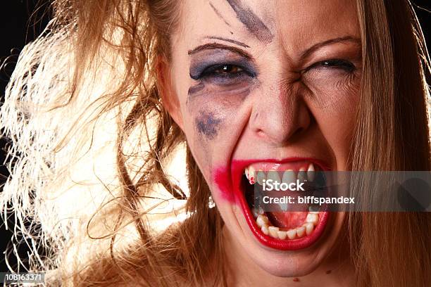 Angry Mujer Con Maquillaje Manchar En La Mitad De Cara Foto de stock y más banco de imágenes de Hacerse un borrón