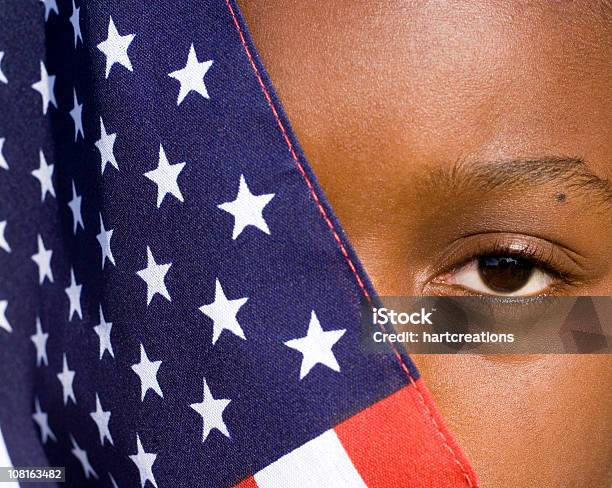 Photo libre de droit de Afroaméricaine Petit Garçon Tenant Drapeau banque d'images et plus d'images libres de droit de Afro-américain - Afro-américain, Drapeau, Blanc