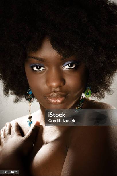 Foto de Misterioso Garota e mais fotos de stock de Origem Africana - Origem Africana, Peruca, Só Uma Mulher