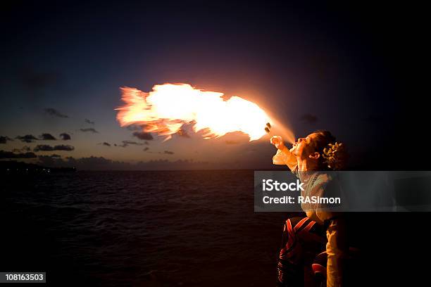 Respirar De Incendios Foto de stock y más banco de imágenes de Tragafuegos - Tragafuegos, Una sola mujer, Actividades recreativas