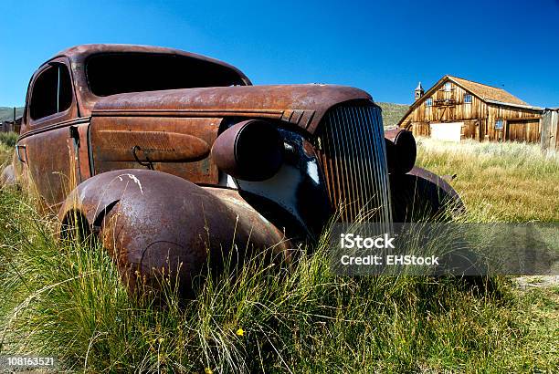 Enferrujada Carro Em Campo Com Celeiro Cidade Fantasma De Bodie Califórnia - Fotografias de stock e mais imagens de Carro