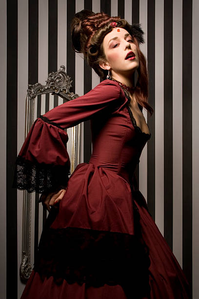 donna con stile barocco abbigliamento - mirror women baroque style fashion foto e immagini stock