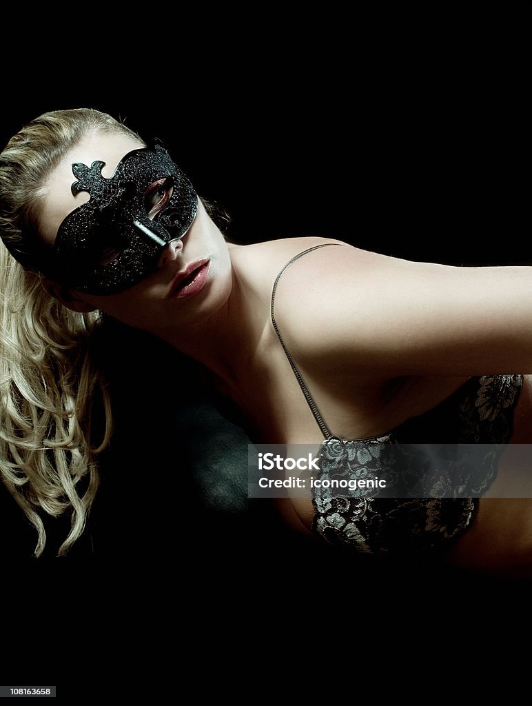 Frau mit Schwarze Maske - Lizenzfrei Attraktive Frau Stock-Foto