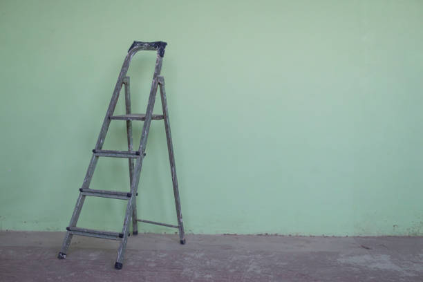 istock Home improvement: dirty ladder near the wall. 1081645266