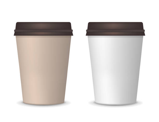 ilustraciones, imágenes clip art, dibujos animados e iconos de stock de realista del papel blanco y marrón tazas de café. cartón café o té taza imitan para arriba con tapa de plástico. - paper glass