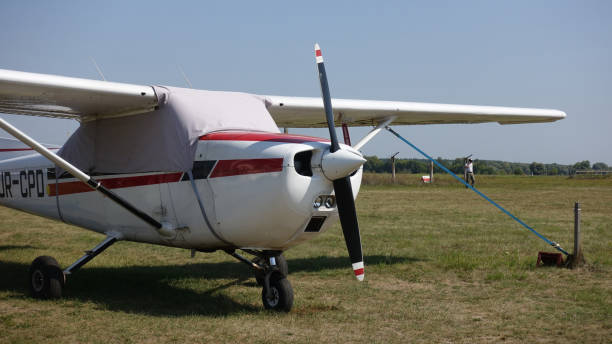самолет cessna 172 крупным планом - small airport cessna airplane стоковые фото и изображения