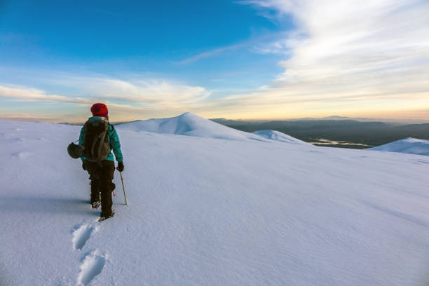 la scalatrice alpina sta guardando il bellissimo paesaggio in cima alla montagna in inverno - turkey extreme terrain snow nature foto e immagini stock