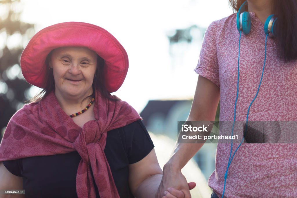 Frau mit Down-Syndrom und ihre Freundin in einem Park zu Fuß - Lizenzfrei Down-Syndrom Stock-Foto