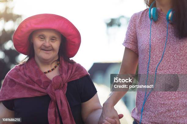 Frau Mit Downsyndrom Und Ihre Freundin In Einem Park Zu Fuß Stockfoto und mehr Bilder von Down-Syndrom