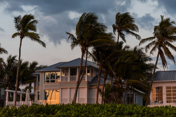 côte maison front de mer en bord de mer maison de vacances, maison pendant le coucher du soleil de soir sans personne en floride, golfe du mexique, météo tempête et vent palmiers - beach water coastline waterfront photos et images de collection