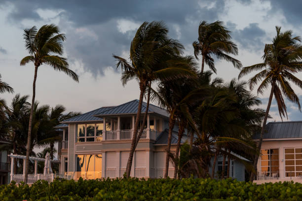 코스트 하우스 해변가 해안가 별장, 플로리다, 멕시코만, 폭풍 날씨와 바람에 아무도와 저녁 일몰 시 집 팜 나무 - hurricane 뉴스 사진 이미지