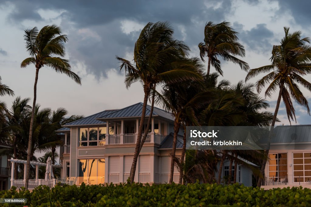 Dom na plaży dom nabrzeżu dom wakacyjny, dom podczas wieczornego zachodu słońca z nikim na Florydzie, Zatoki Meksykańskiej, pogoda burza i palmy wiatrowe - Zbiór zdjęć royalty-free (Huragan)