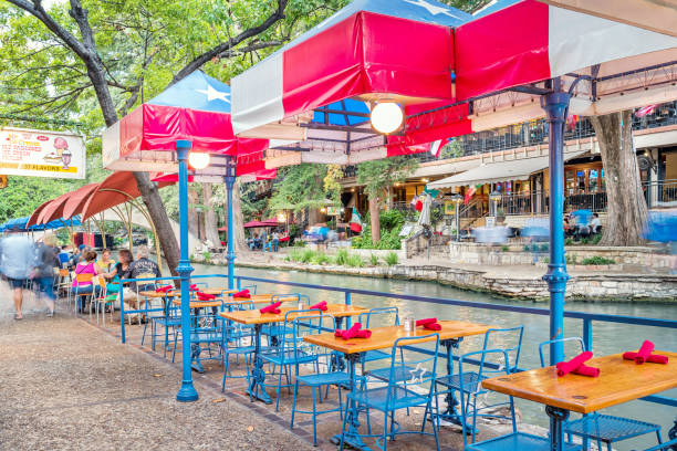 terrasses du restaurant au pied de la rivière san antonio texas usa - san antonio riverwalk downtown district river photos et images de collection