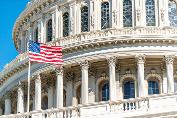 prima posizione della cupola del congresso degli stati uniti con bandiera americana che sventola a washington dc, usa a capital capitol hill, cielo blu, colonne, pilastri, nessuno - capitol hill voting dome state capitol building foto e immagini stock