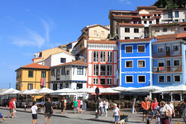 paisaje urbano de cudillero, un pueblo pesquero en asturias - cudillero fotos fotografías e imágenes de stock