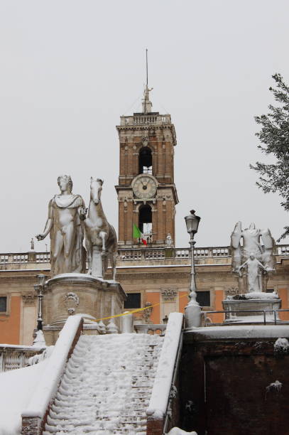 statua pollux in piazza campidoglio sotto la neve a roma - caesar emperor rome stone foto e immagini stock