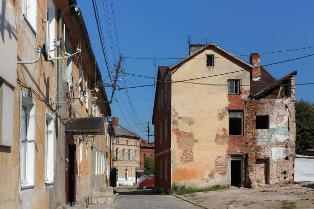 widok na stare niemieckie zrujnowane budynki w pravdinsk (przed friedland), rosja. pravdinsk została założona w 1312 roku przez krzyżaków. miasto znajduje się 53 km. od kaliningradu (konigsberg). - pravdinsk zdjęcia i obrazy z banku zdjęć