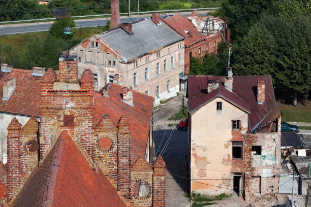 aeral widok starych zrujnowanych budynków pravdinsk, obwód kaliningradzki, rosja. pravdinsk (niemiecka nazwa miasta jest friedland) została założona w 1312 roku przez krzyżaków i znajduje się w pobliżu kaliningradu. - pravdinsk zdjęcia i obrazy z banku zdjęć