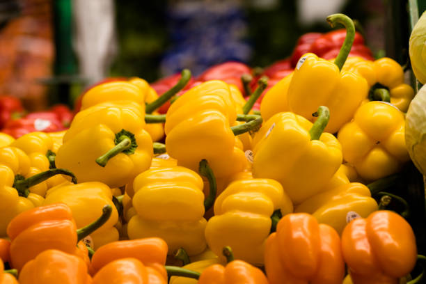 盛り合わせピーマン、農産物市場でさまざまな色 - pepper bell pepper market spice ストックフォトと画像