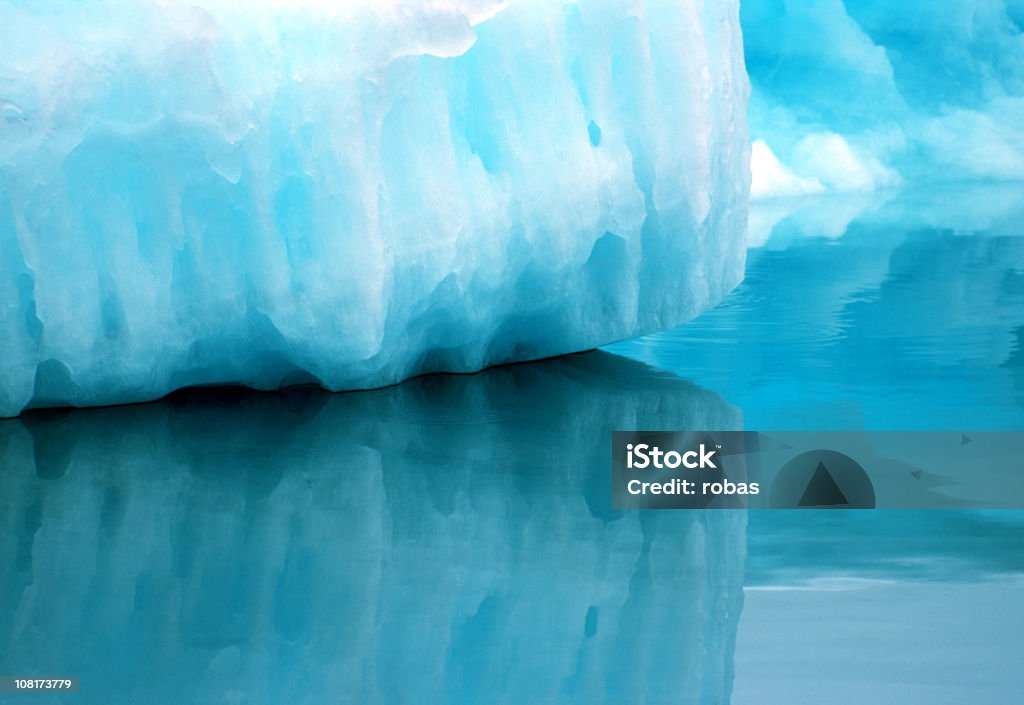 무음모드 reflections of an 빙산 in 그린란드에 - 로열티 프리 0명 스톡 사진