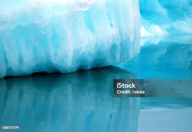 무음모드 Reflections Of An 빙산 In 그린란드에 0명에 대한 스톡 사진 및 기타 이미지 - 0명, 그린란드, 극지 기후