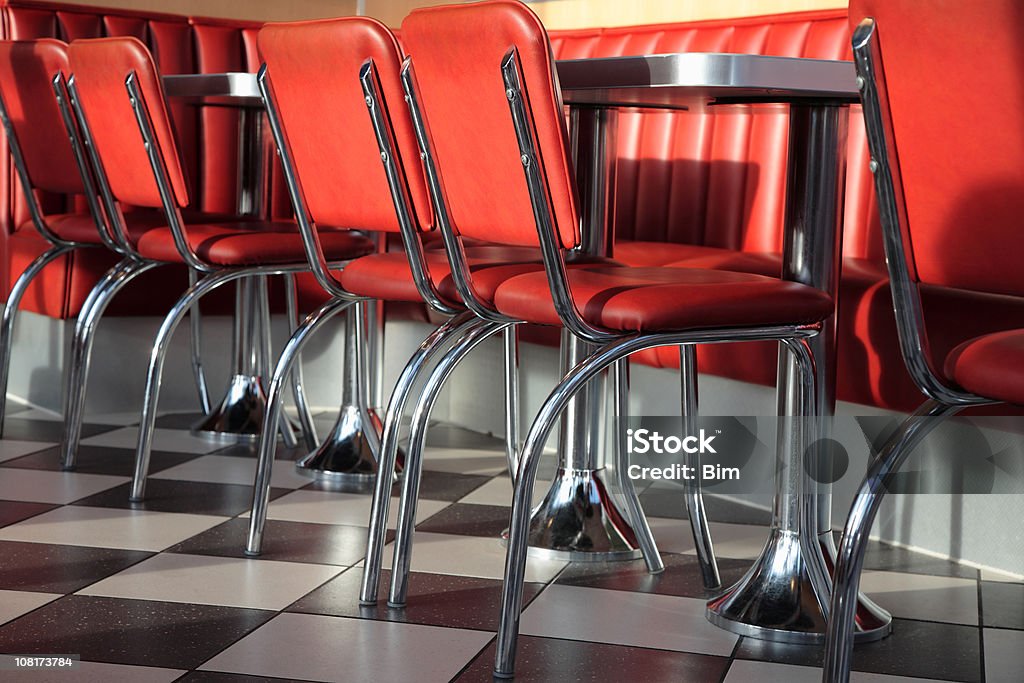 Las mesas y sillas de cuero rojo en el restaurante de comida rápida - Foto de stock de A cuadros libre de derechos