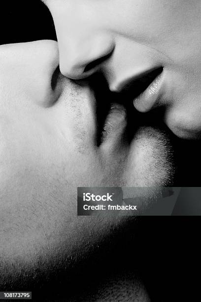Baciare B W - Fotografie stock e altre immagini di Baciare - Baciare, Close-up, Amore