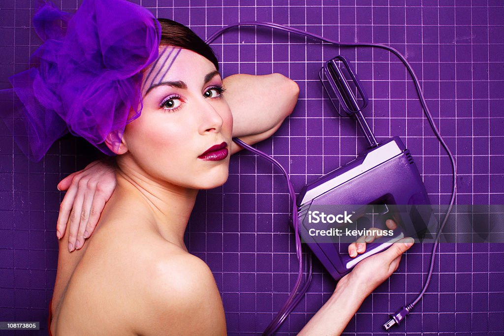 Mixer e capelli viola in base al modello - Foto stock royalty-free di A quadri