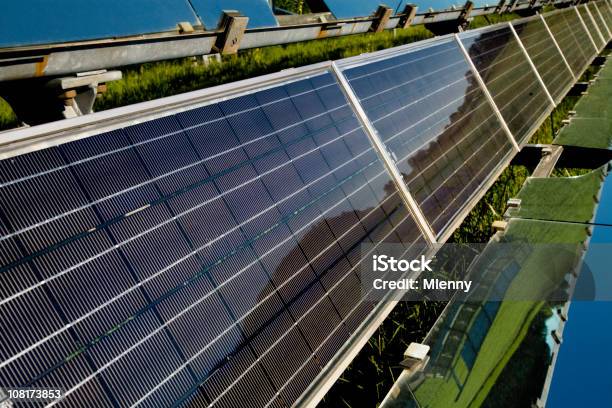 Pannelli Solari Sulla Giornata Di Sole - Fotografie stock e altre immagini di Concentratore parabolico di energia solare - Concentratore parabolico di energia solare, Acciaio, Ambientazione esterna