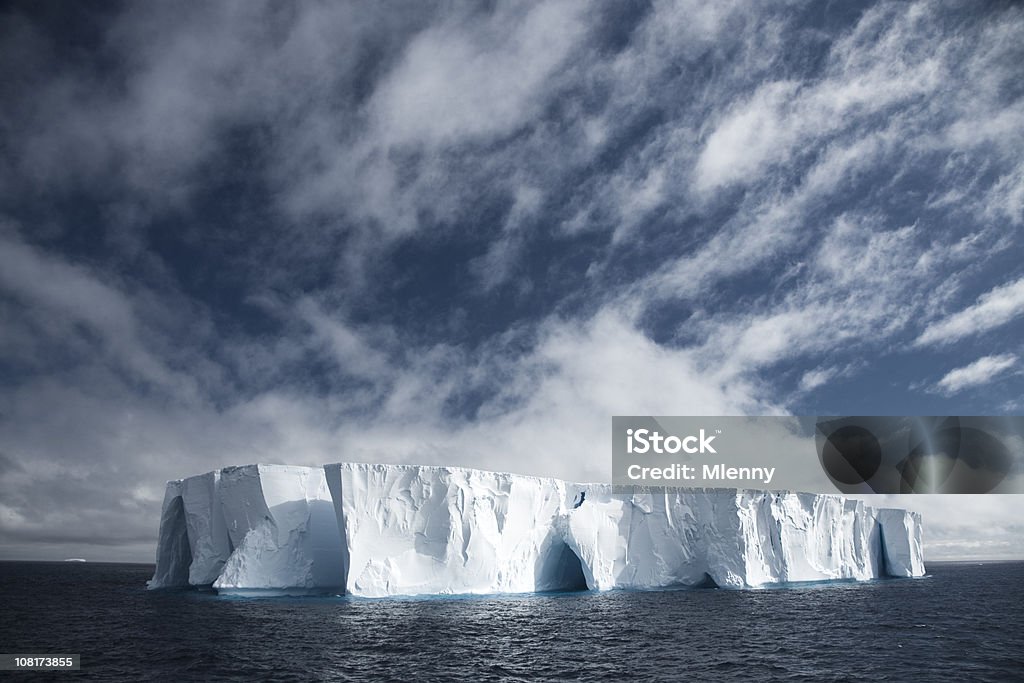 Grand presse Iceberg dans l'océan - Photo de Antarctique libre de droits