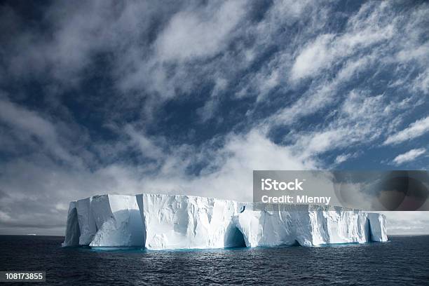 Photo libre de droit de Grand Presse Iceberg Dans Locéan banque d'images et plus d'images libres de droit de Antarctique - Antarctique, Mer, Pôle Sud