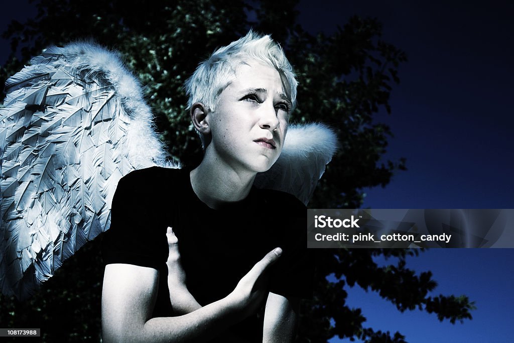 Jeune garçon Habillé dans des ailes de l'ange - Photo de Costume d'ange libre de droits