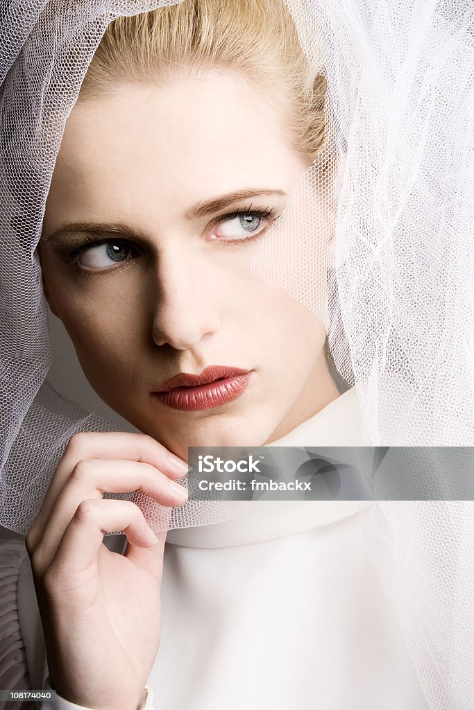 Retrato de mujer joven usando velo blanco - Foto de stock de Novia - Boda libre de derechos
