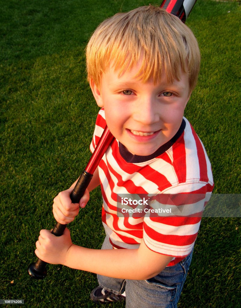 Kleiner Junge lächelnd und hält Baseball Bat - Lizenzfrei 6-7 Jahre Stock-Foto