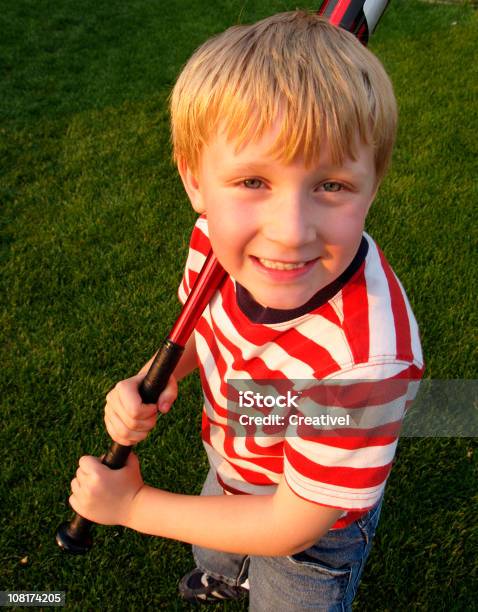 Kleiner Junge Lächelnd Und Hält Baseball Bat Stockfoto und mehr Bilder von 6-7 Jahre - 6-7 Jahre, Baseball, Baseballschläger