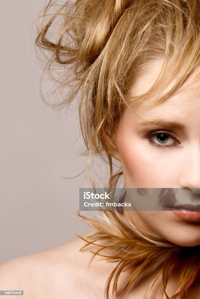 Porträt der jungen Frau mit Federn Schal - Lizenzfrei Attraktive Frau Stock-Foto